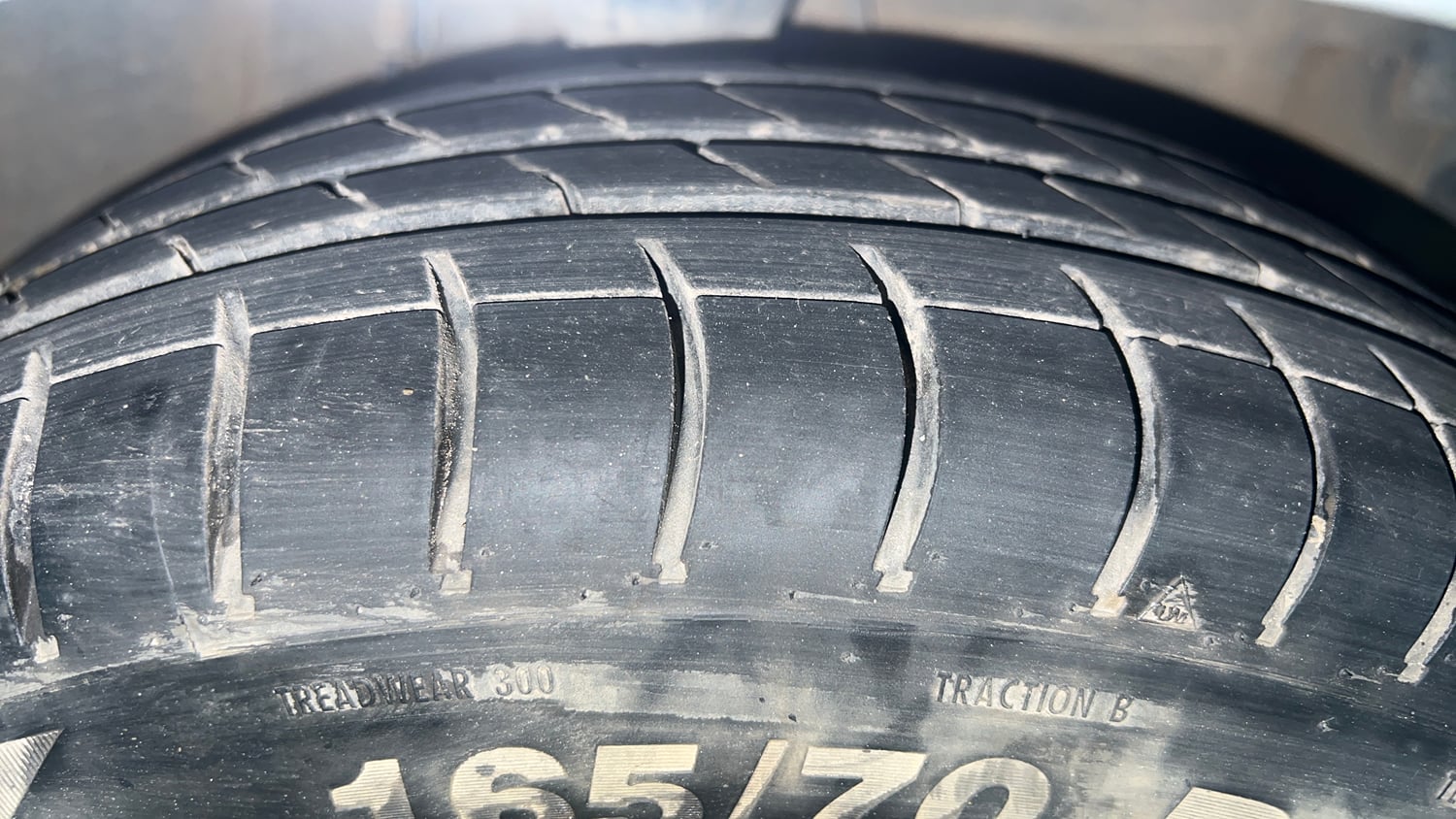 Used 2014 Hyundai i10 Sportz 1.1 iRDE2 Petrol Manual tyres RIGHT FRONT TYRE TREAD VIEW