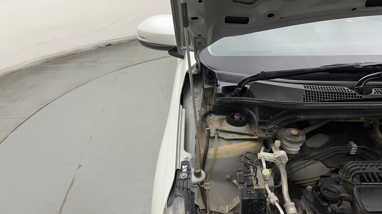Used 2024 honda Amaze 2nd Generation VX 1.2 Petrol CVT Petrol Automatic engine ENGINE RIGHT SIDE HINGE & APRON VIEW