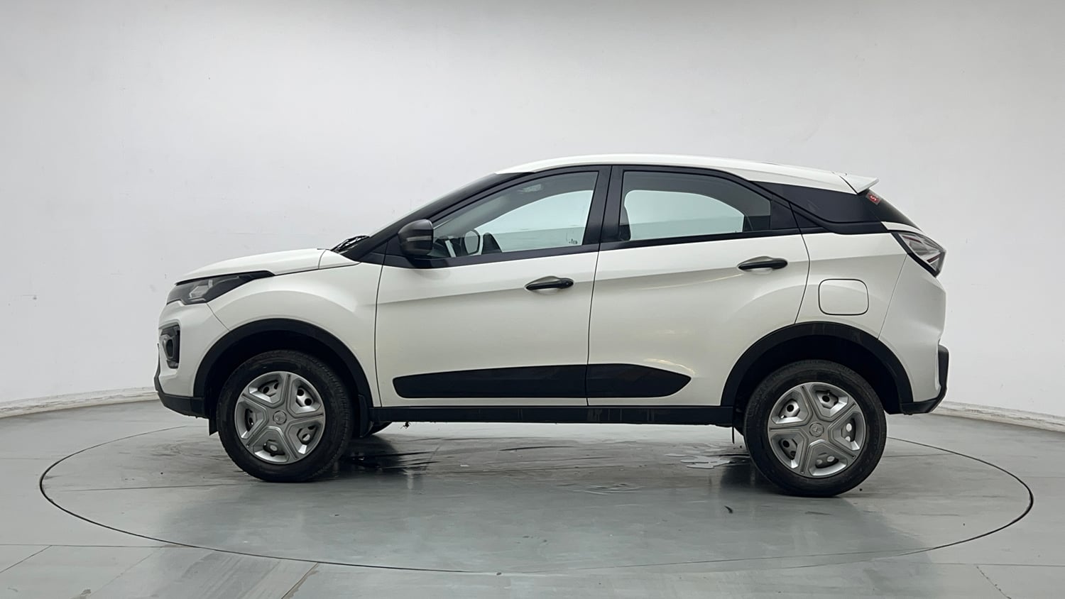 Used 2023 Tata Nexon XE Petrol Manual exterior LEFT SIDE VIEW