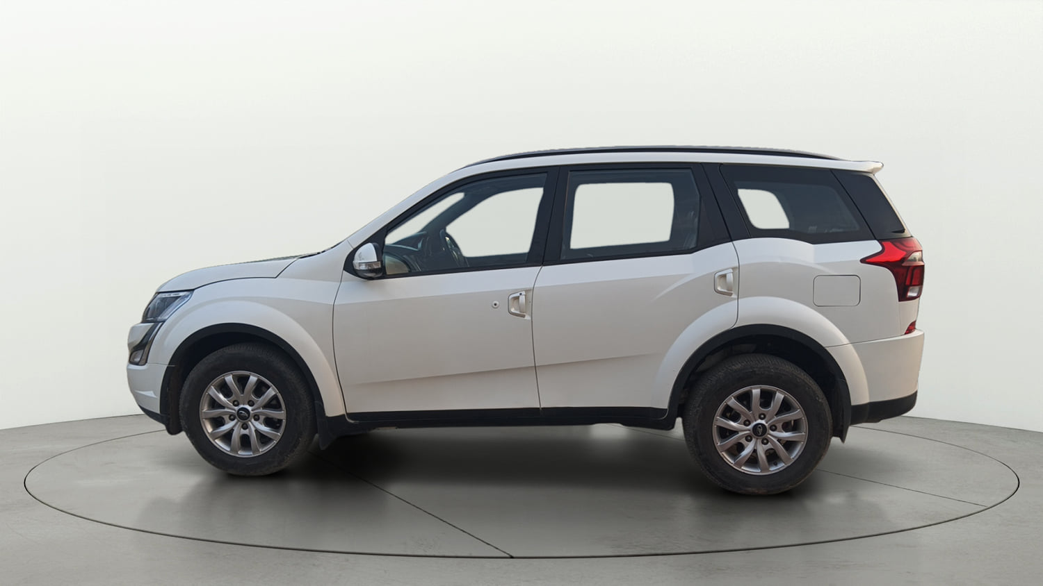 Used 2018 Mahindra XUV500 W9 Diesel Manual exterior LEFT SIDE VIEW