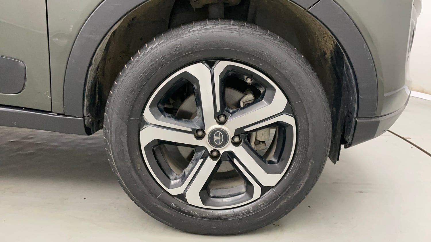 Used 2021 Tata Nexon XZ Plus Petrol Manual tyres RIGHT FRONT TYRE RIM VIEW