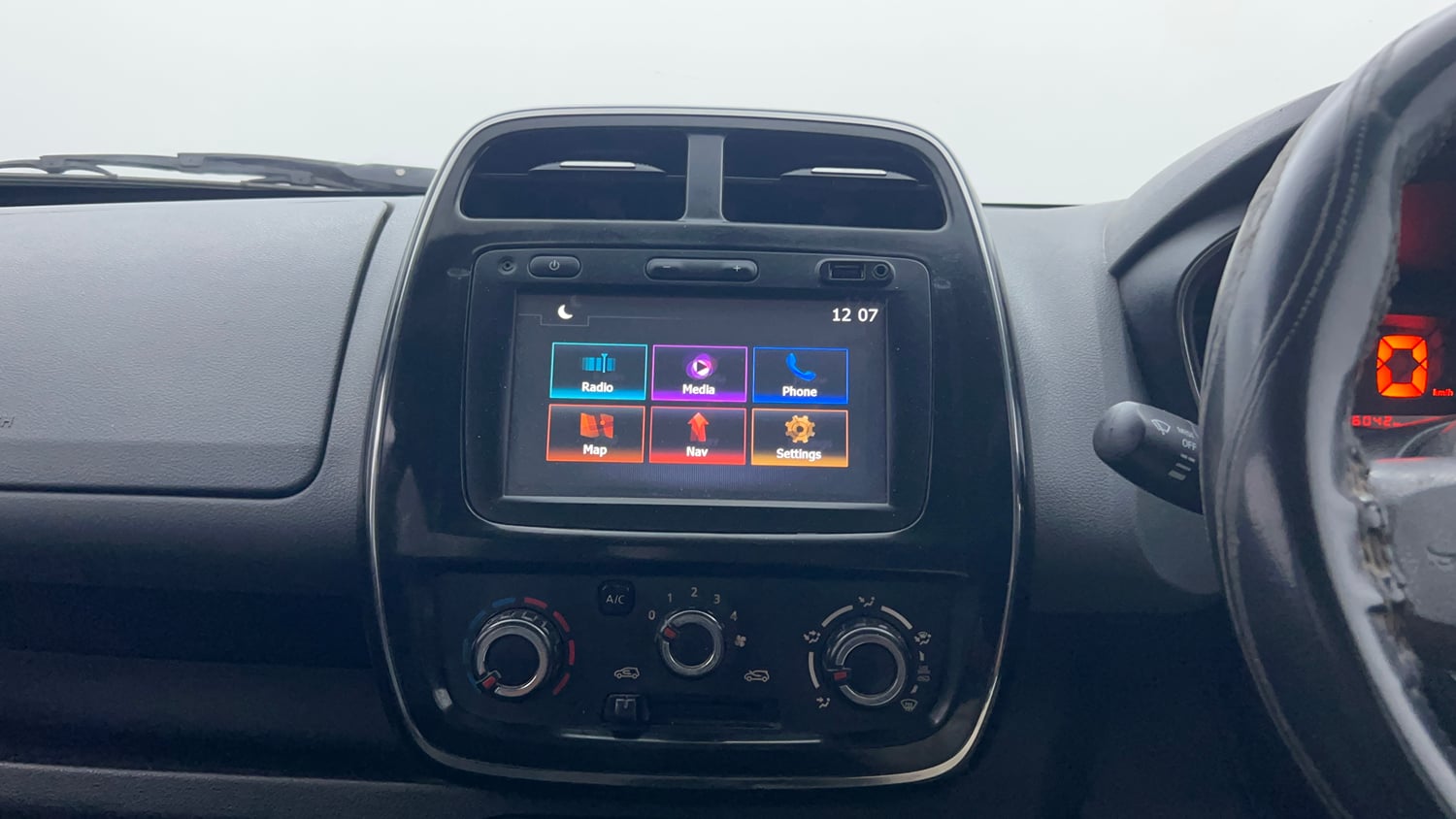 Used 2017 Renault Kwid RXT (O) 1.0 SCE Edition Petrol Manual interior MUSIC SYSTEM & AC CONTROL VIEW
