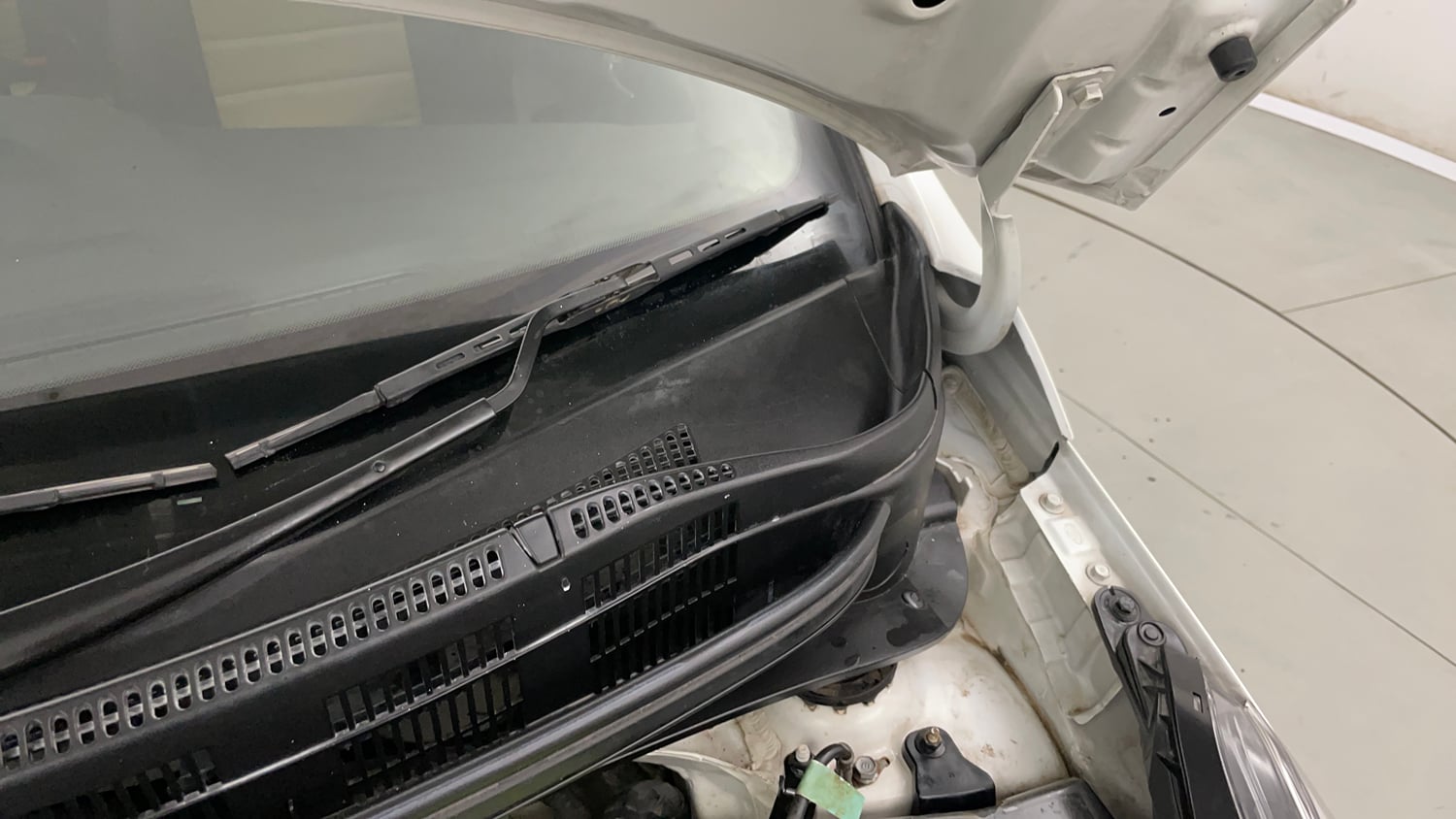 Used 2019 Hyundai Xcent SX Petrol Manual engine ENGINE LEFT SIDE HINGE & APRON VIEW