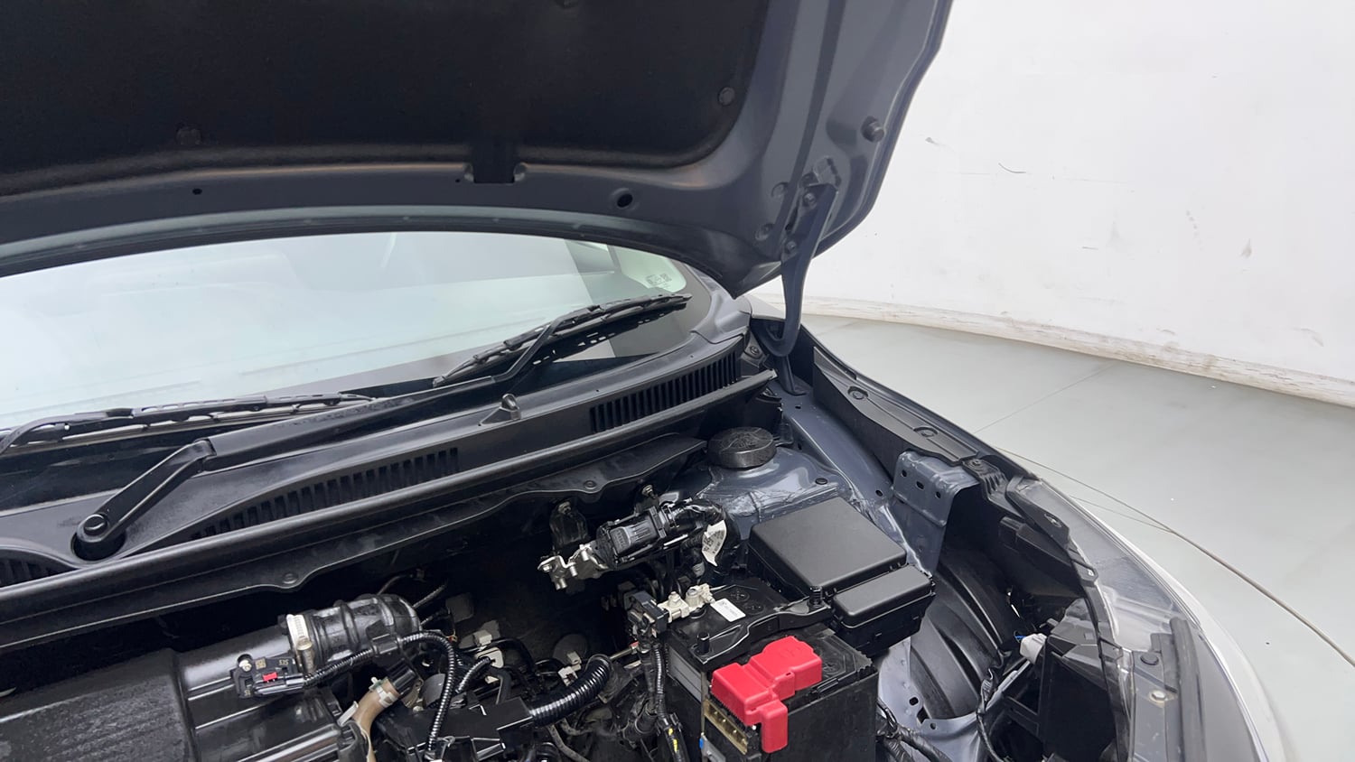 Used 2025 Maruti Suzuki Baleno Zeta MT Petrol Manual engine ENGINE LEFT SIDE HINGE & APRON VIEW