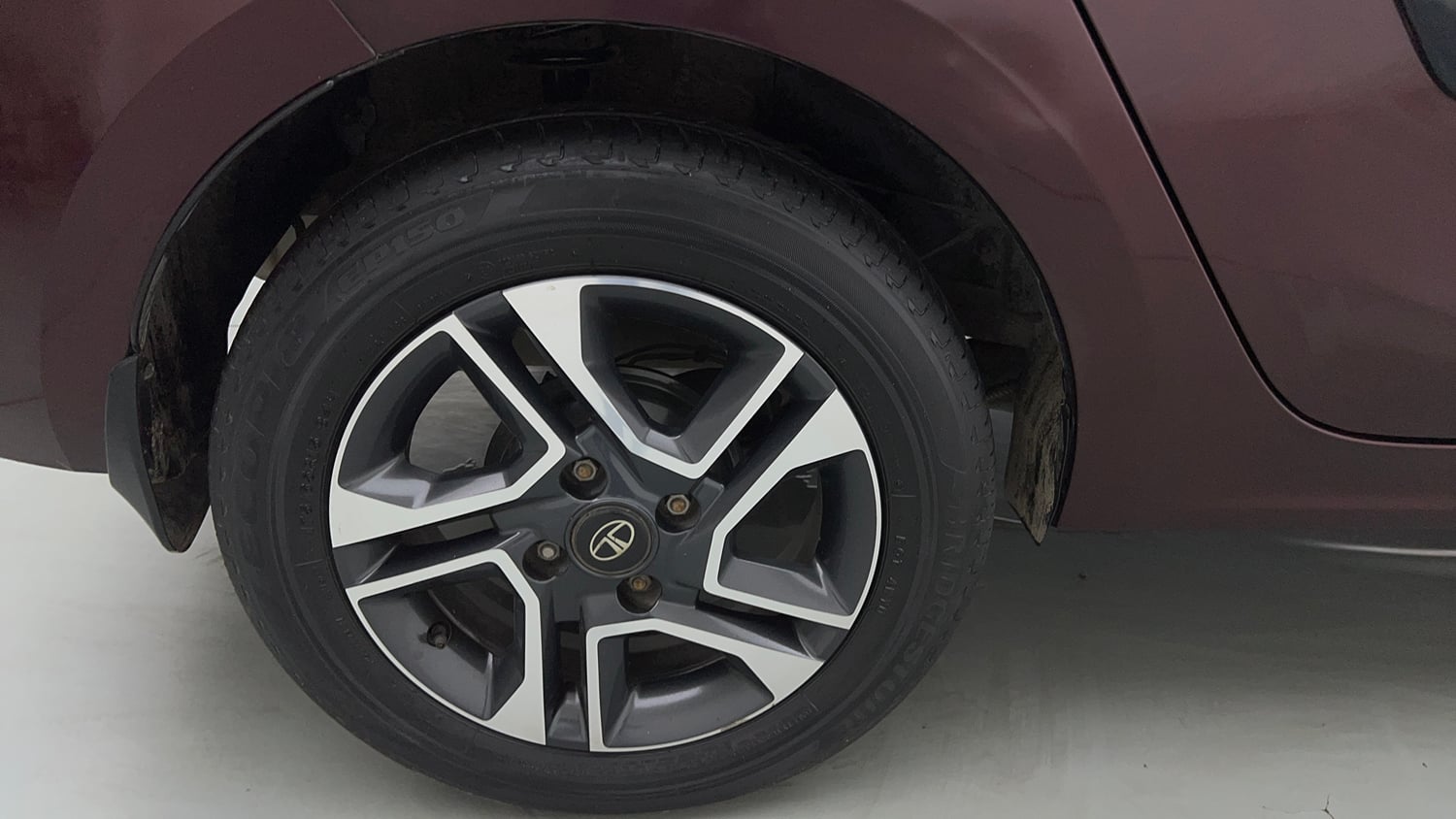 Used 2021 Tata Tigor XZA Plus Petrol Automatic tyres RIGHT REAR TYRE RIM VIEW