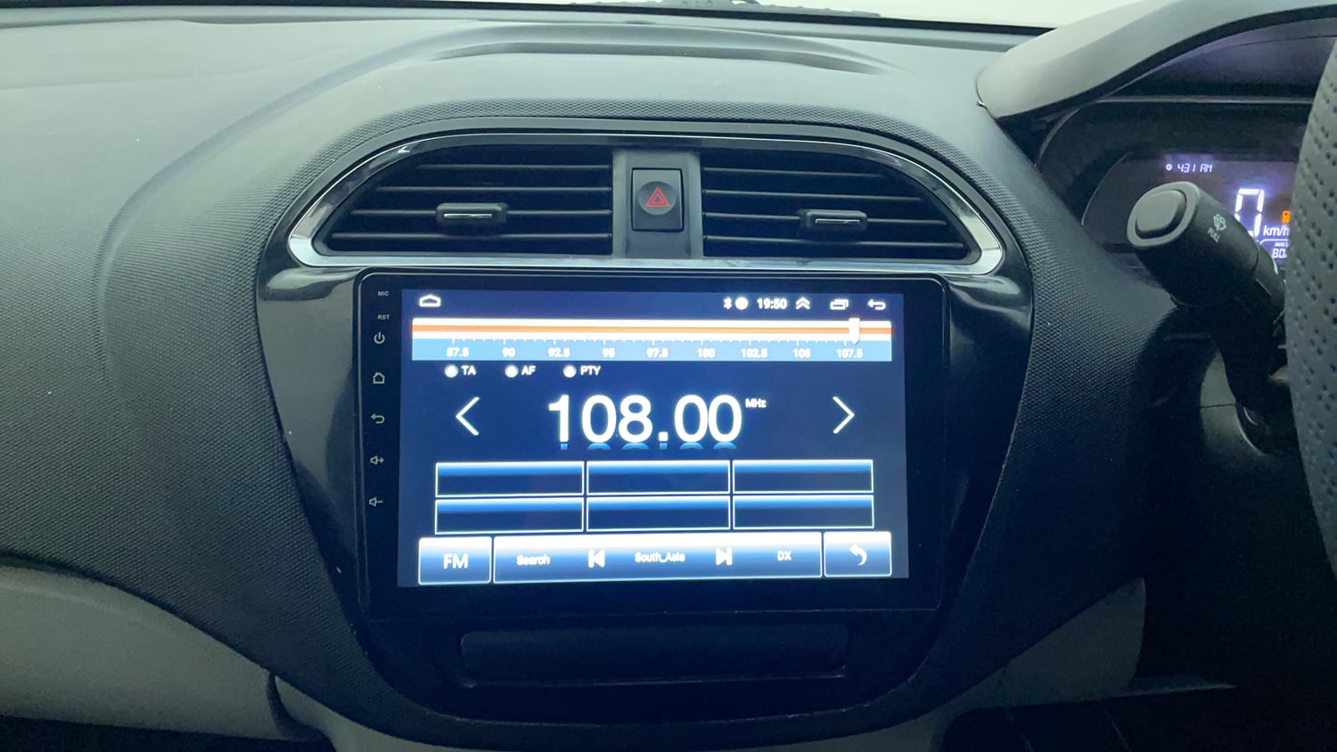 Used 2022 Tata Tiago XT (O) Petrol Manual interior MUSIC SYSTEM & AC CONTROL VIEW