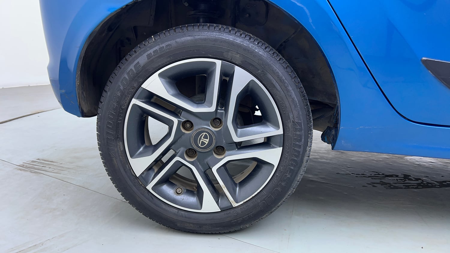 Used 2019 Tata Tiago Revotron XZA Plus Petrol Automatic tyres RIGHT REAR TYRE RIM VIEW