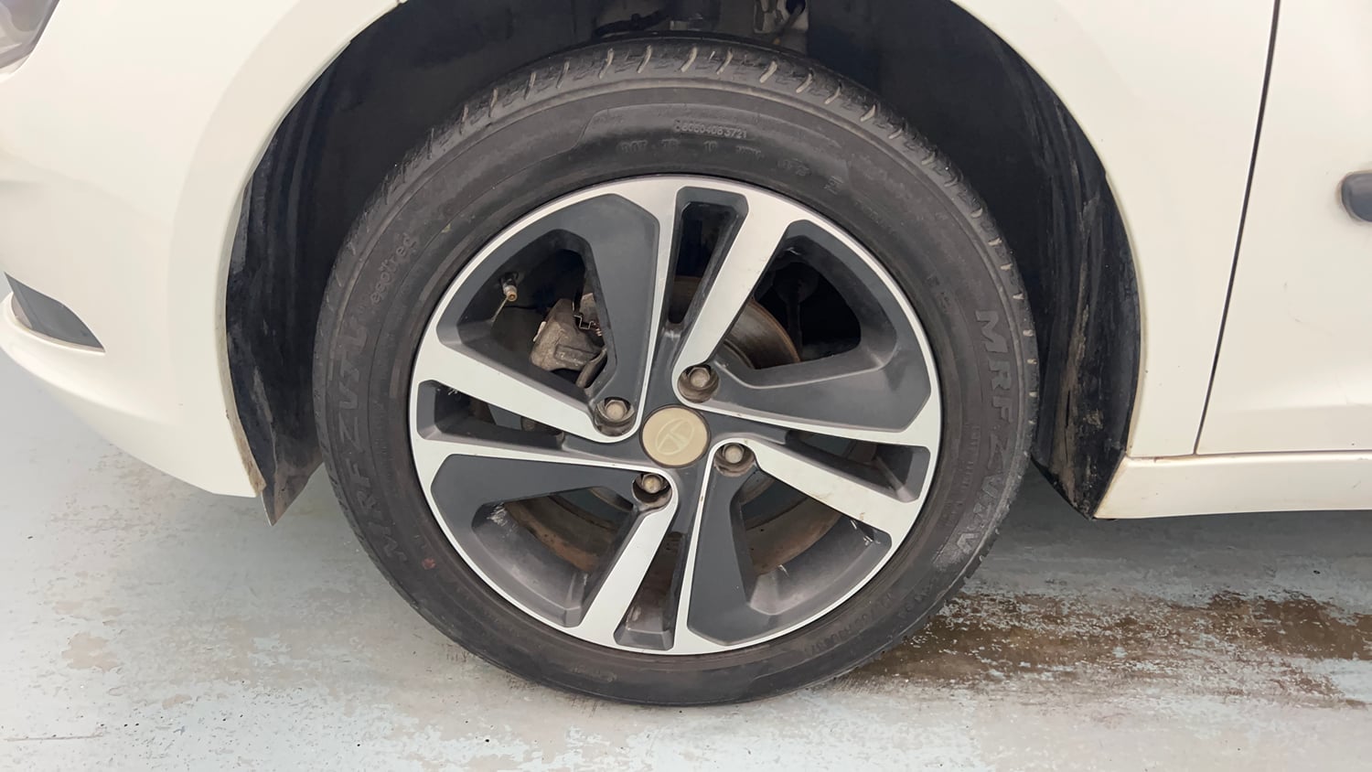 Used 2021 Tata Altroz XZ Petrol Petrol Manual tyres LEFT FRONT TYRE RIM VIEW