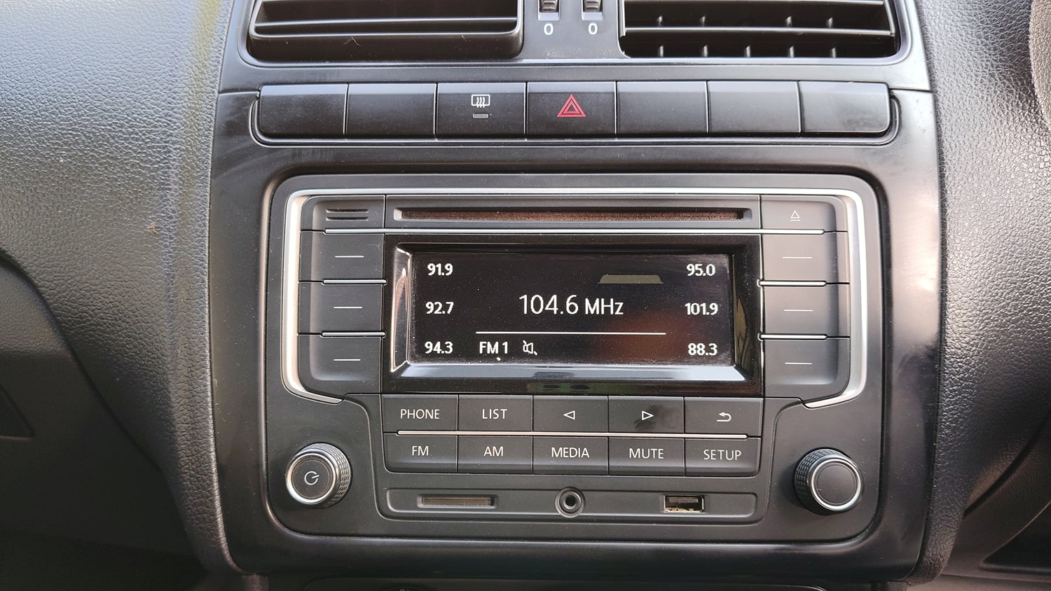 Used 2019 Volkswagen Polo Comfortline 1.0L (P) Petrol Manual top_features Integrated (in-dash) music system