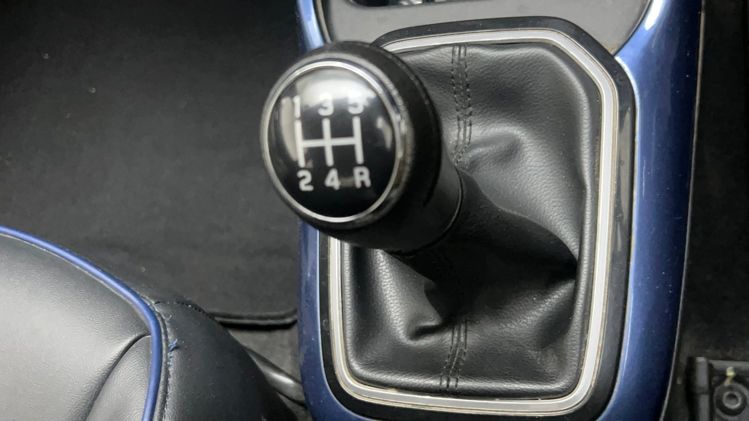 Used 2022 Maruti Suzuki Ignis Zeta 1.2 MT Petrol Manual interior GEAR  KNOB VIEW
