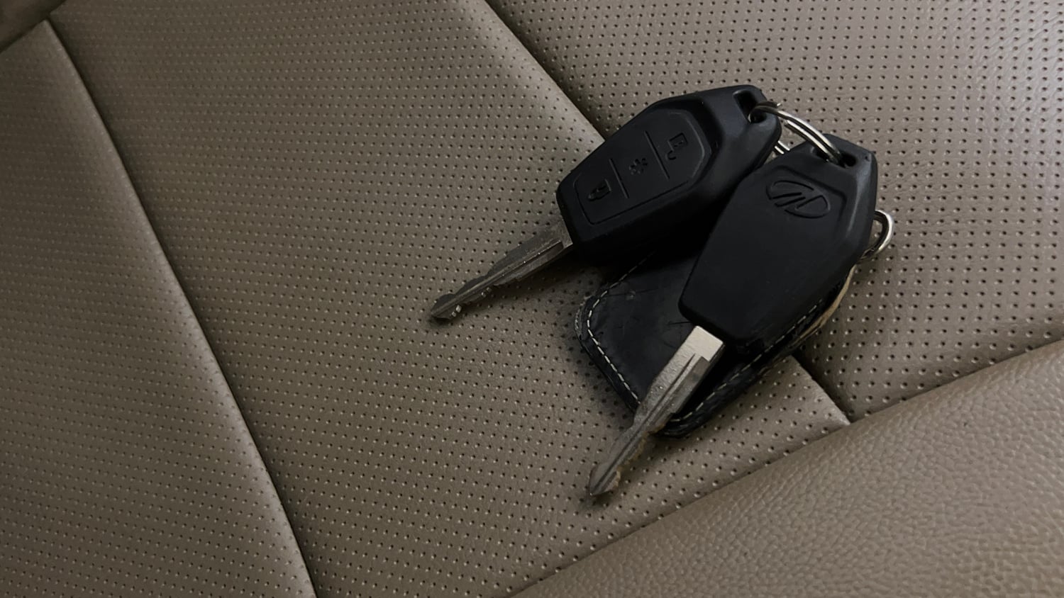 Used 2016 Mahindra TUV300 T8 Diesel Manual extra CAR KEY VIEW