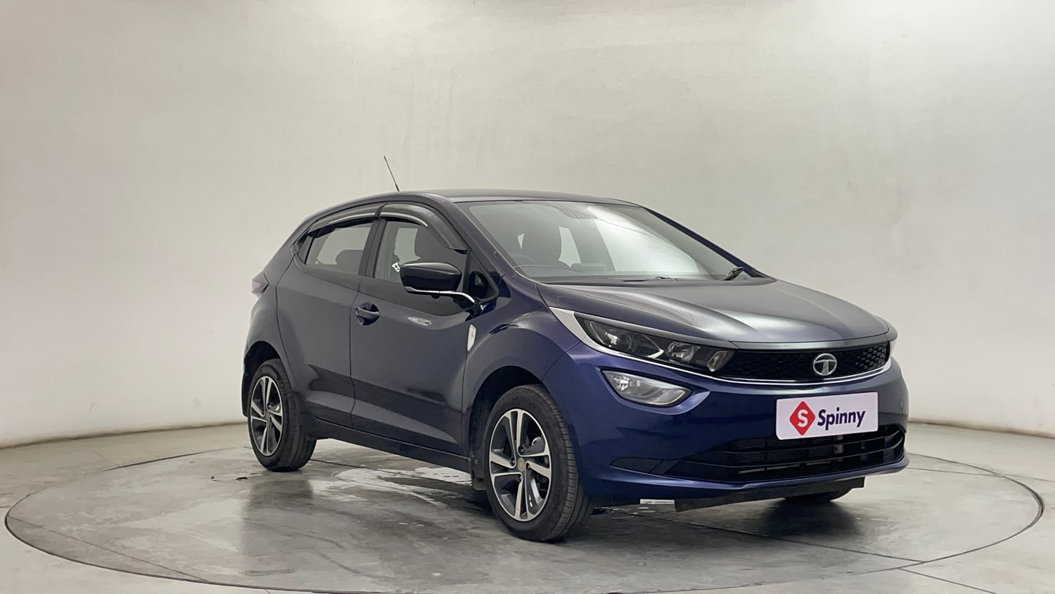 Used 2025 Tata Altroz XZ Petrol Petrol Manual exterior RIGHT FRONT CORNER VIEW