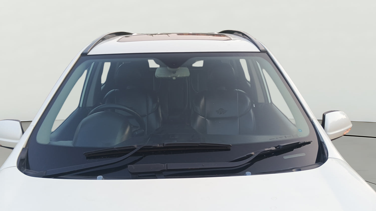Used 2018 Mahindra XUV500 W9 Diesel Manual exterior FRONT WINDSHIELD VIEW