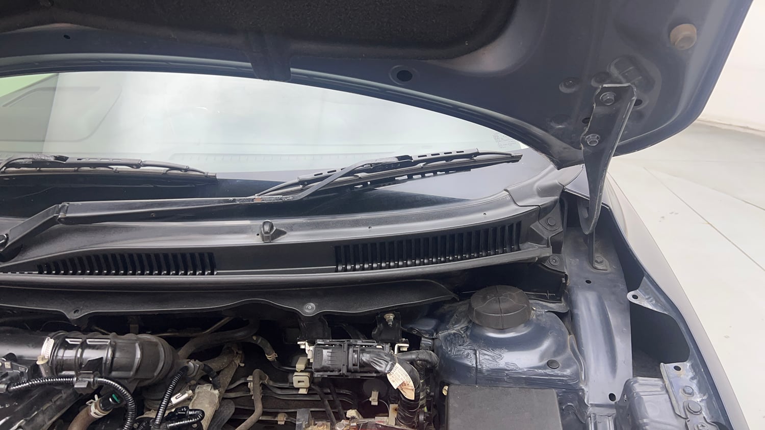 Used 2022 Maruti Suzuki Baleno Alpha Petrol Manual engine ENGINE LEFT SIDE HINGE & APRON VIEW