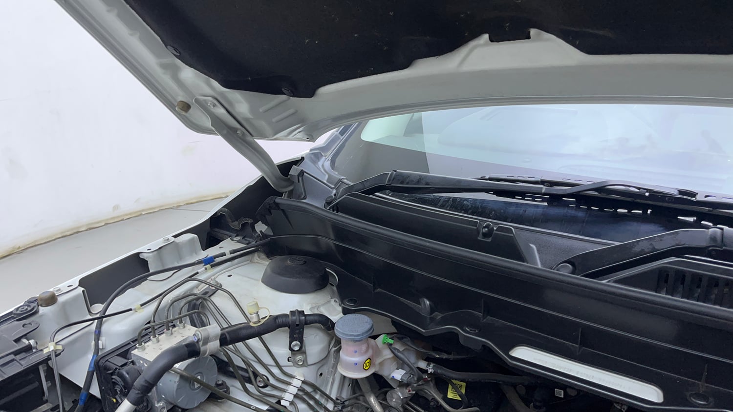 Used 2023 Maruti Suzuki Brezza ZXi Plus Petrol Manual engine ENGINE RIGHT SIDE HINGE & APRON VIEW