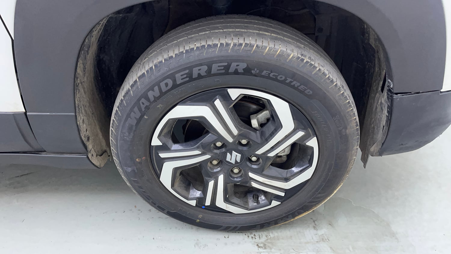 Used 2023 Maruti Suzuki Brezza ZXi Plus Petrol Manual tyres RIGHT FRONT TYRE RIM VIEW