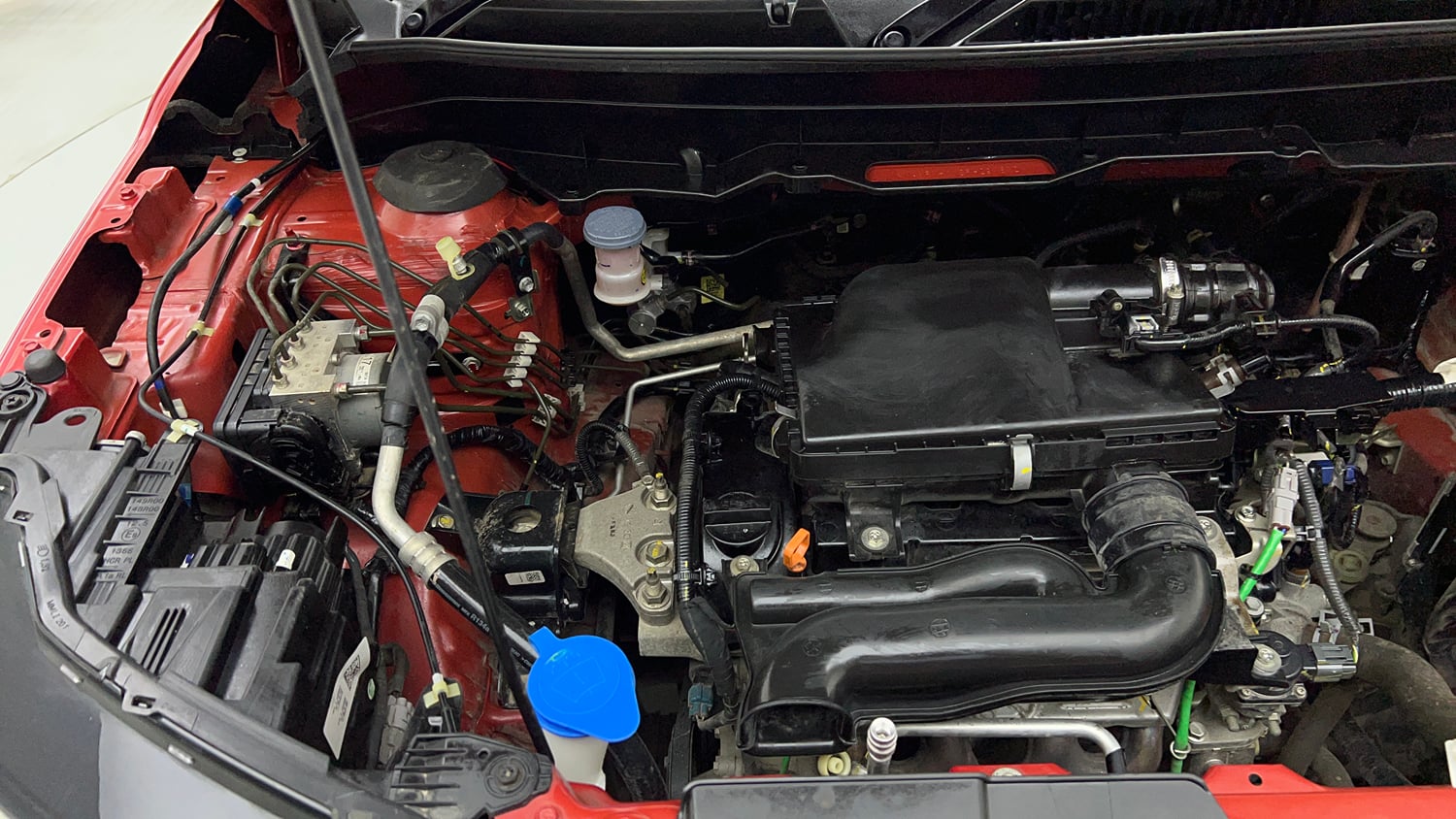 Used 2023 Maruti Suzuki Brezza Zxi Dual Tone Petrol Manual engine ENGINE RIGHT SIDE VIEW