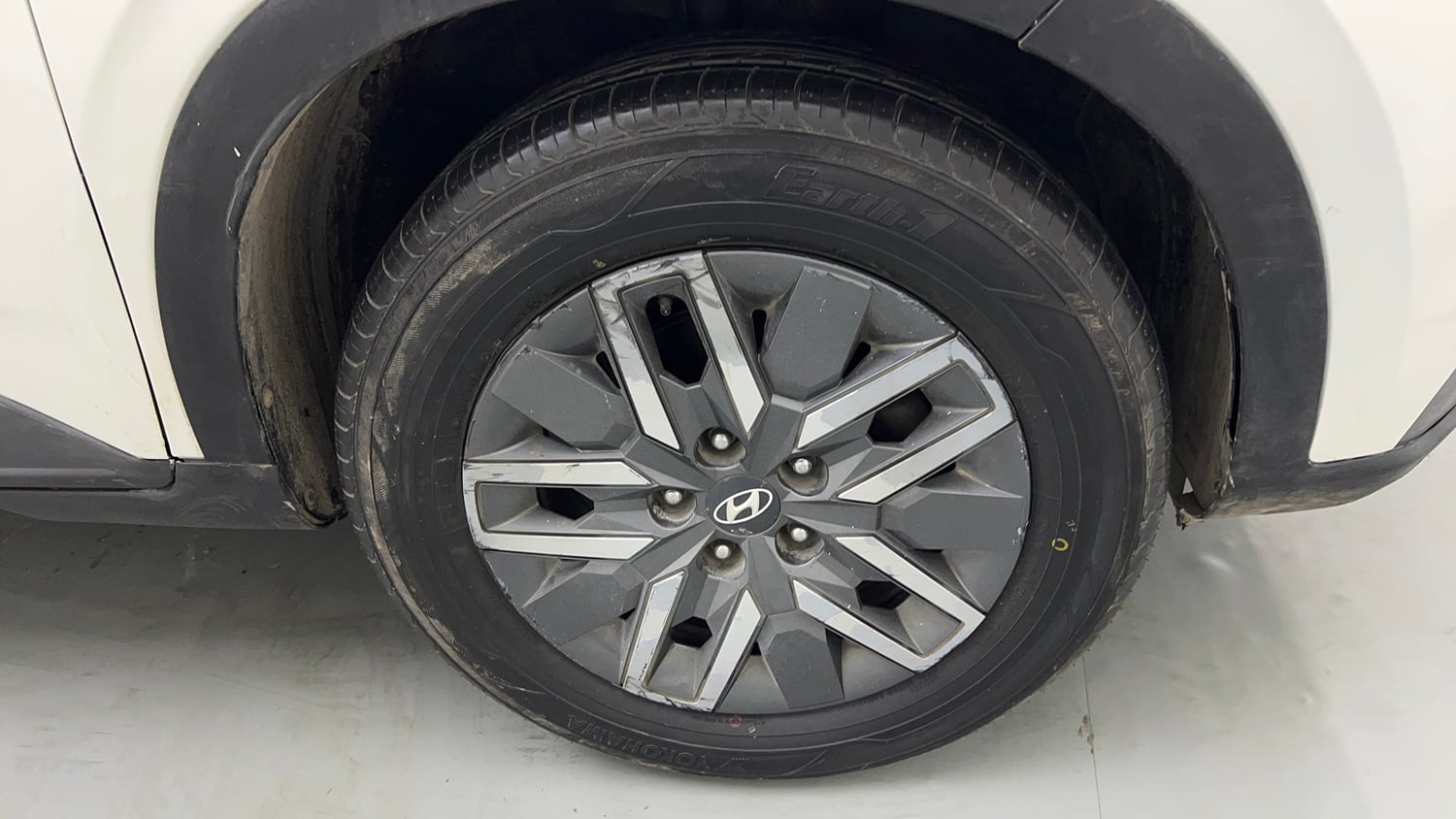 Used 2021 Hyundai Venue SX 1.5 CRDi Diesel Manual tyres RIGHT FRONT TYRE RIM VIEW