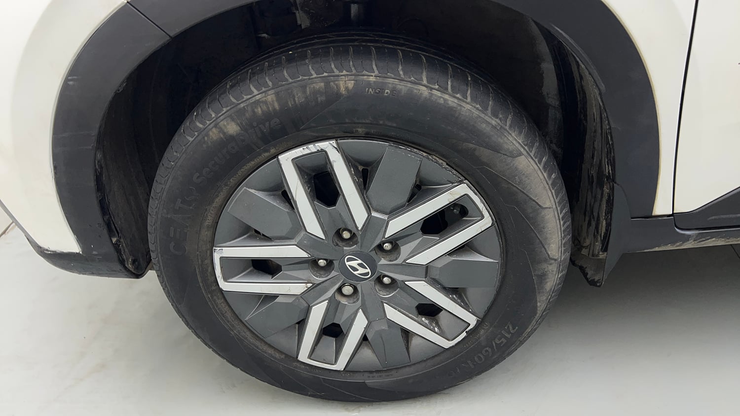 Used 2022 Hyundai Venue SX 1.0 Turbo iMT Petrol Manual tyres LEFT FRONT TYRE RIM VIEW