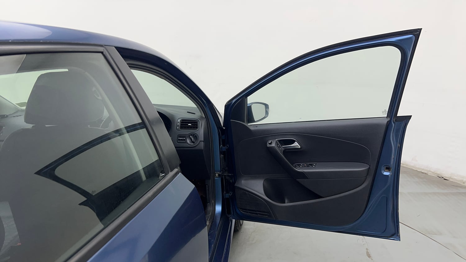 Used 2017 Volkswagen Polo Comfortline 1.2L (P) Petrol Manual interior RIGHT FRONT DOOR OPEN VIEW