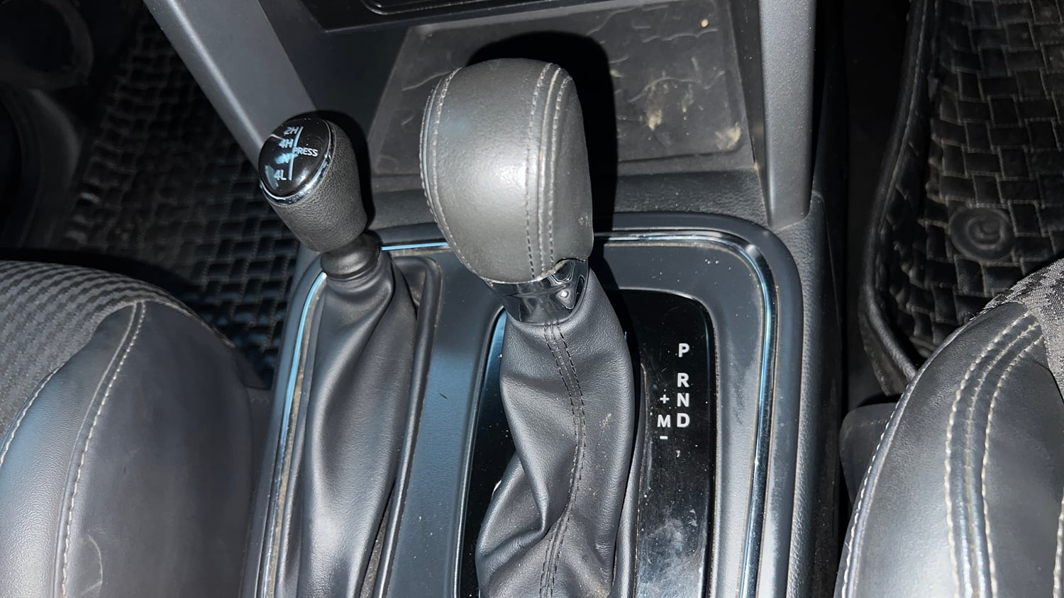 Used 2022 mahindra Thar LX Hard Top Petrol AT 4WD Petrol Automatic interior GEAR  KNOB VIEW