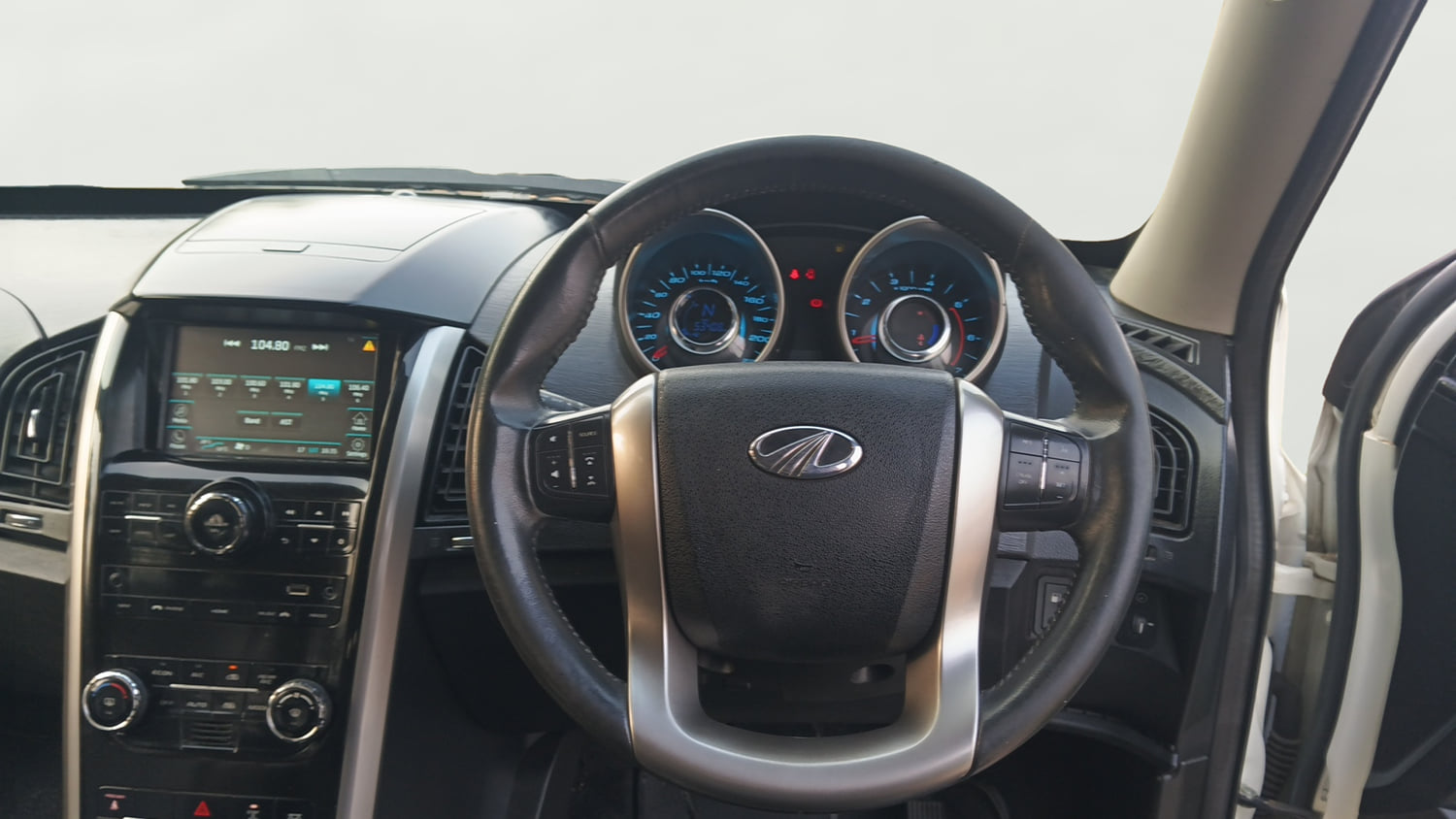 Used 2018 Mahindra XUV500 W9 Diesel Manual interior STEERING VIEW