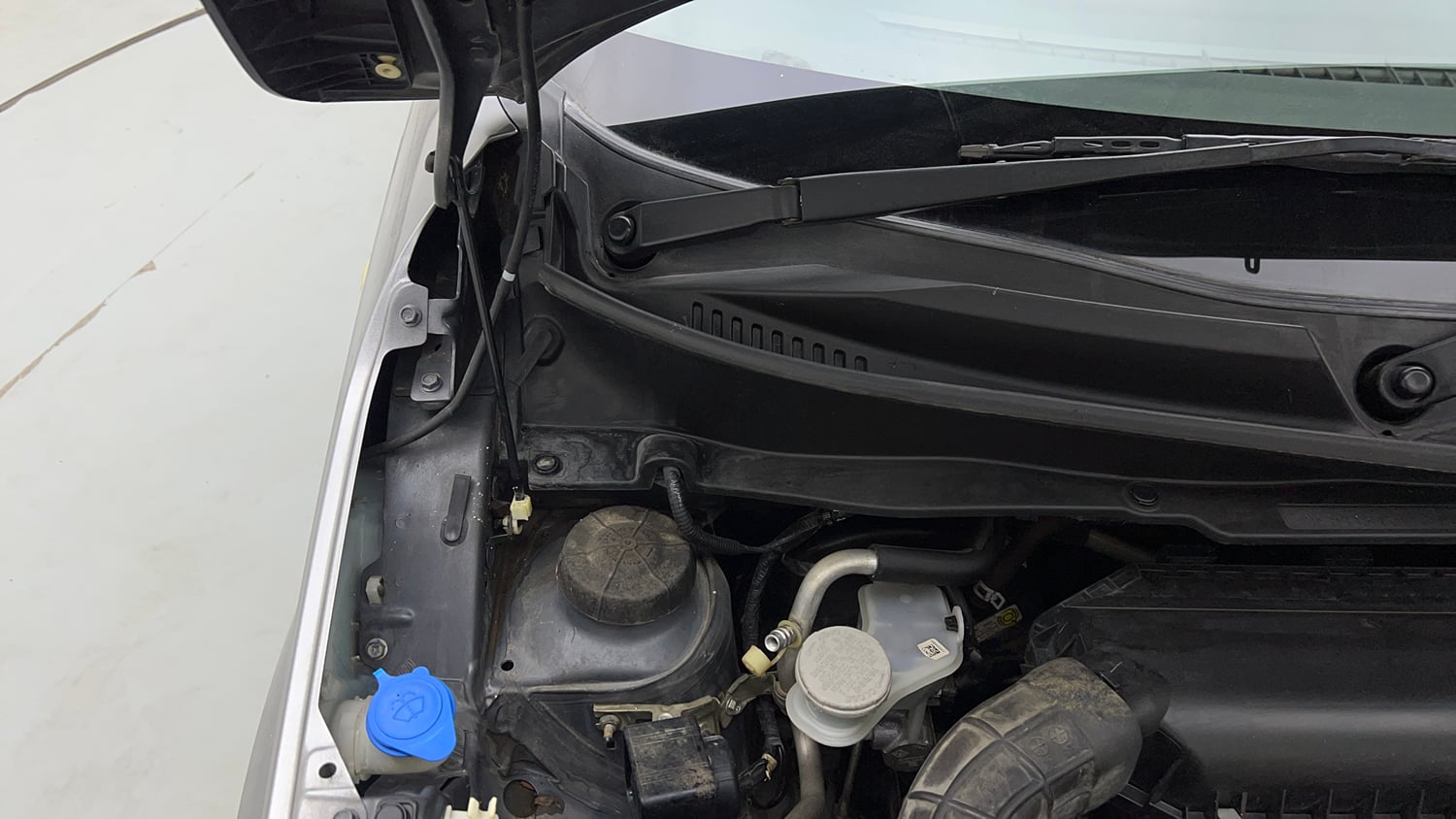 Used 2021 Maruti Suzuki Ignis Sigma 1.2 MT Petrol Manual engine ENGINE RIGHT SIDE HINGE & APRON VIEW