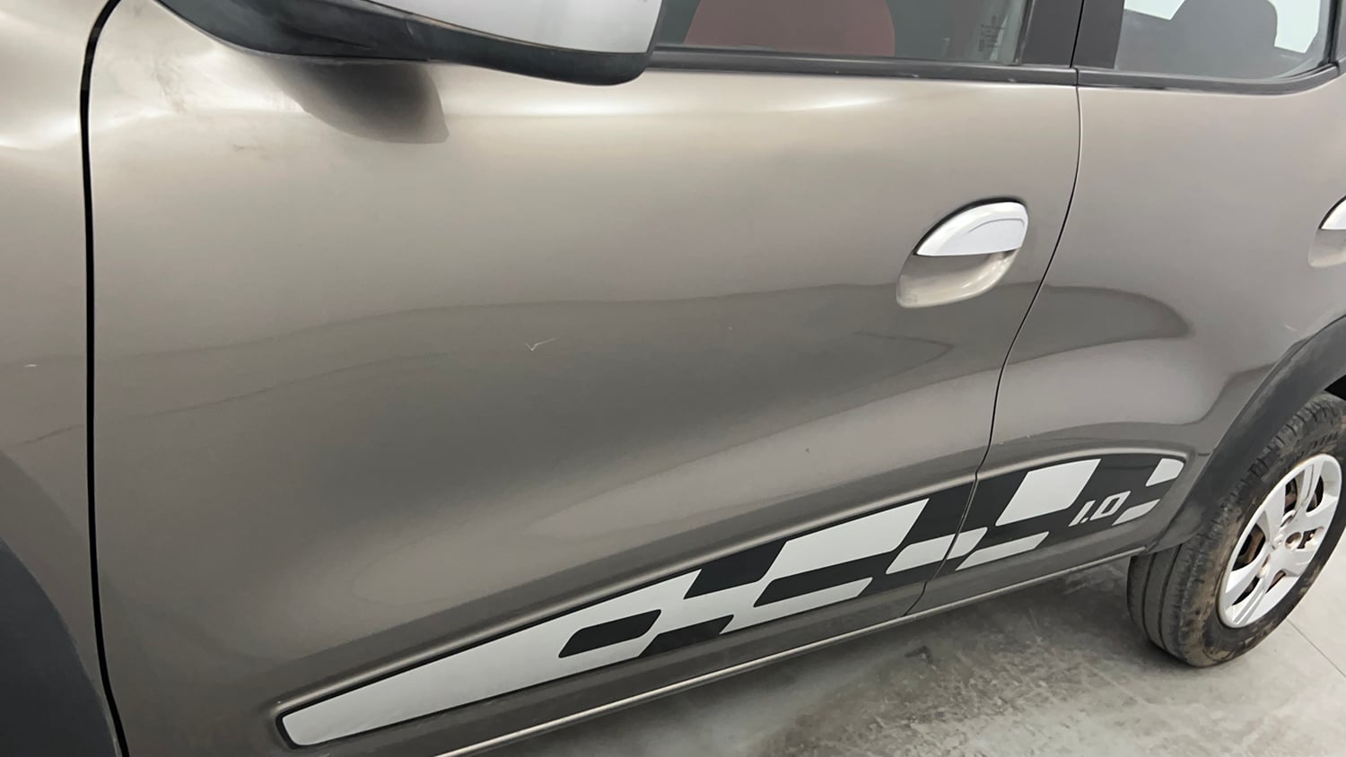 Used 2016 Renault Kwid RXT Petrol Manual dents MINOR SCRATCH