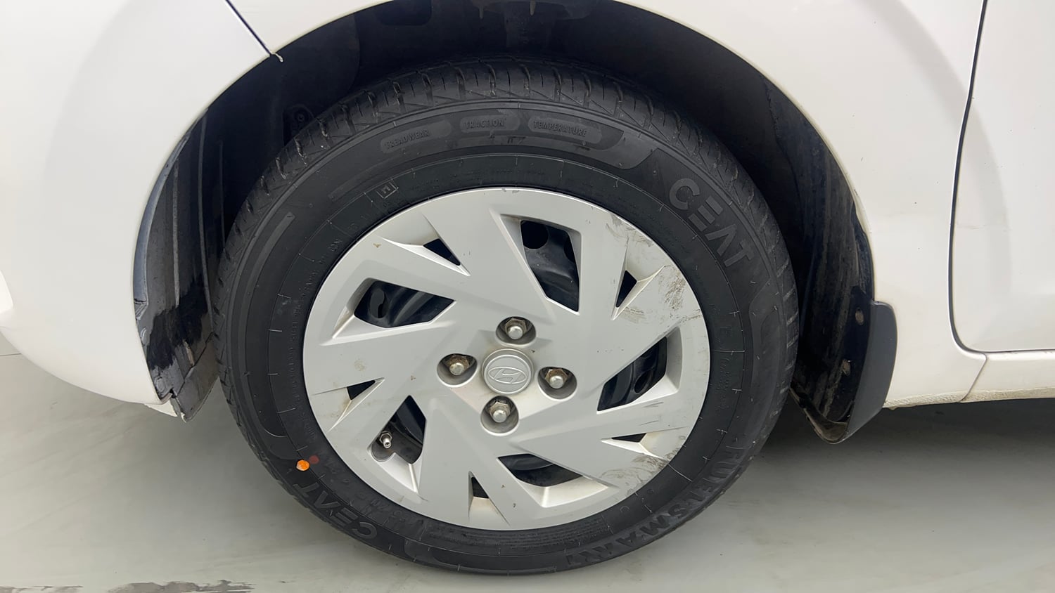 Used 2024 Hyundai Grand i10 Nios Magna 1.2 Kappa Petrol+CNG (Outside Fitted) Cng Manual tyres LEFT FRONT TYRE RIM VIEW