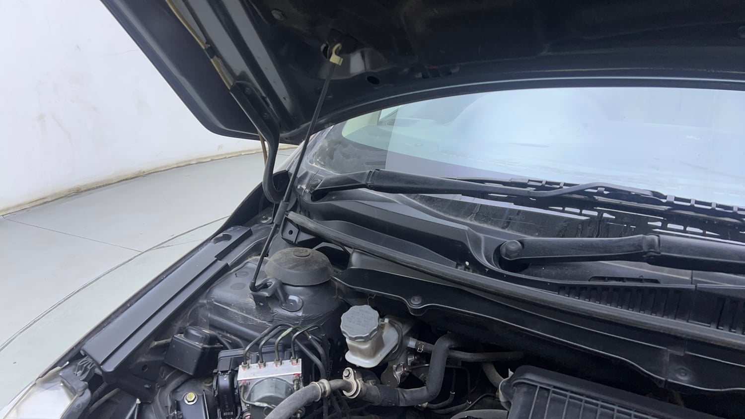 Used 2017 Maruti Suzuki Ciaz Alpha 1.4 MT Petrol Manual engine ENGINE RIGHT SIDE HINGE & APRON VIEW