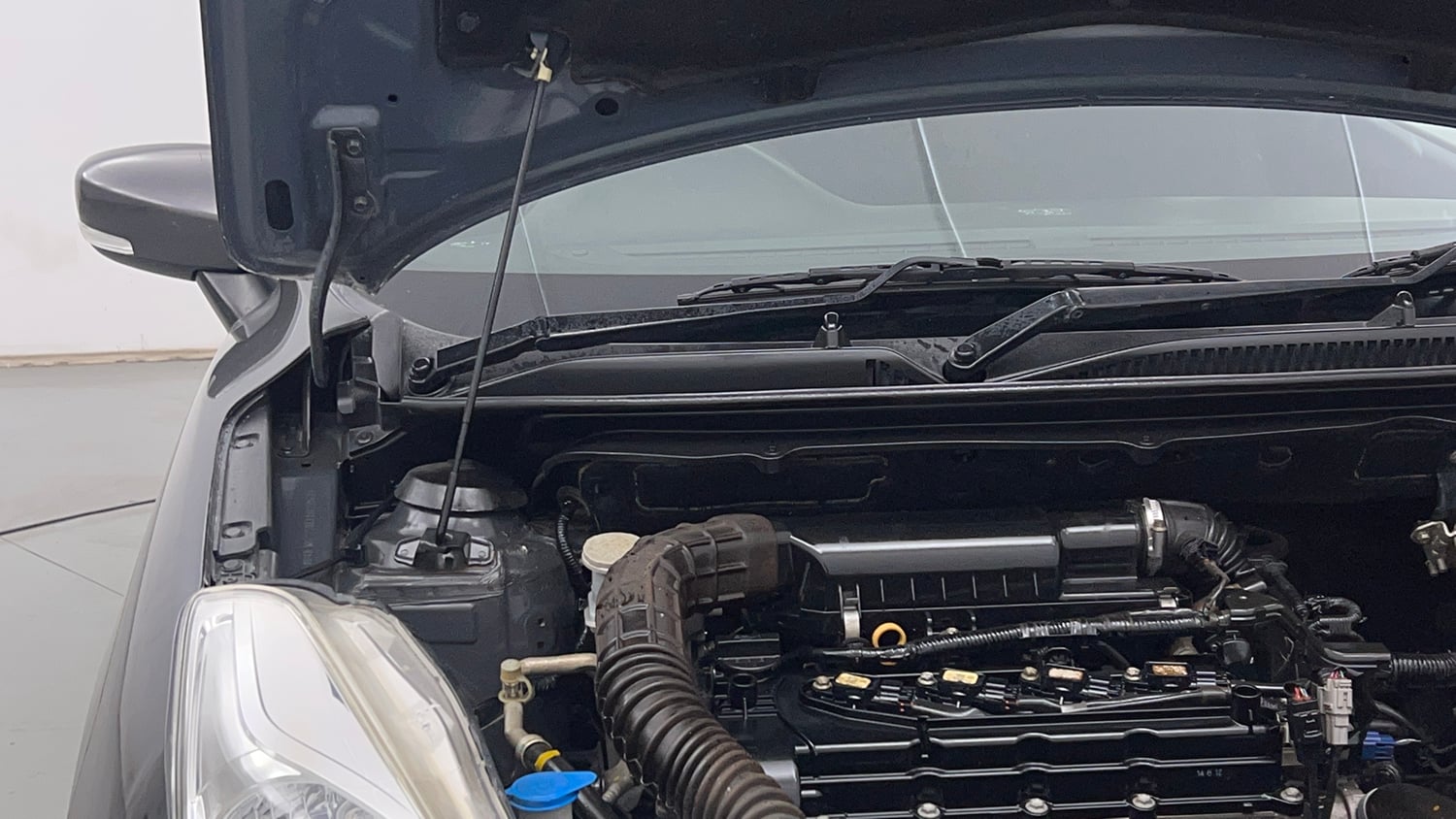 Used 2018 Maruti Suzuki Baleno Delta 1.2 Petrol Manual engine ENGINE RIGHT SIDE HINGE & APRON VIEW