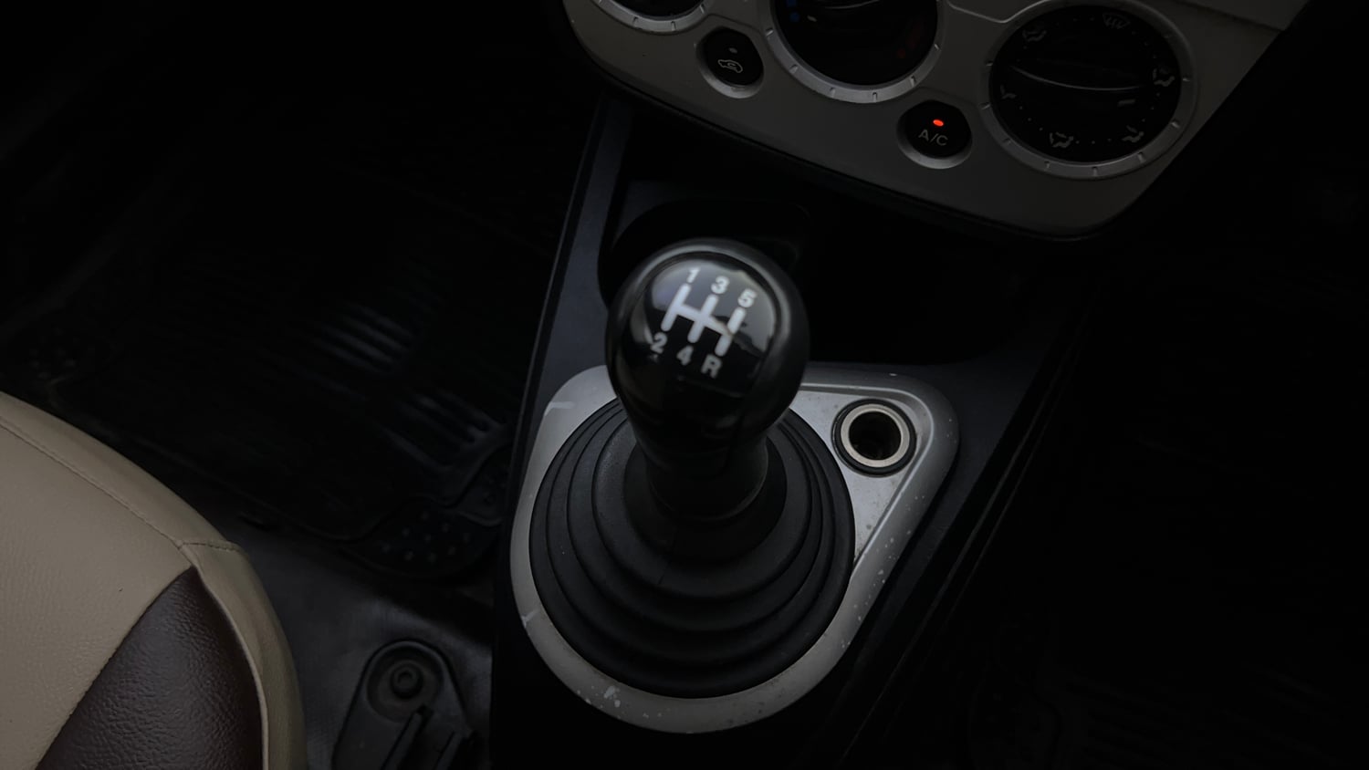 Used 2012 Ford Figo Duratorq Diesel EXI 1.4 Diesel Manual interior GEAR  KNOB VIEW