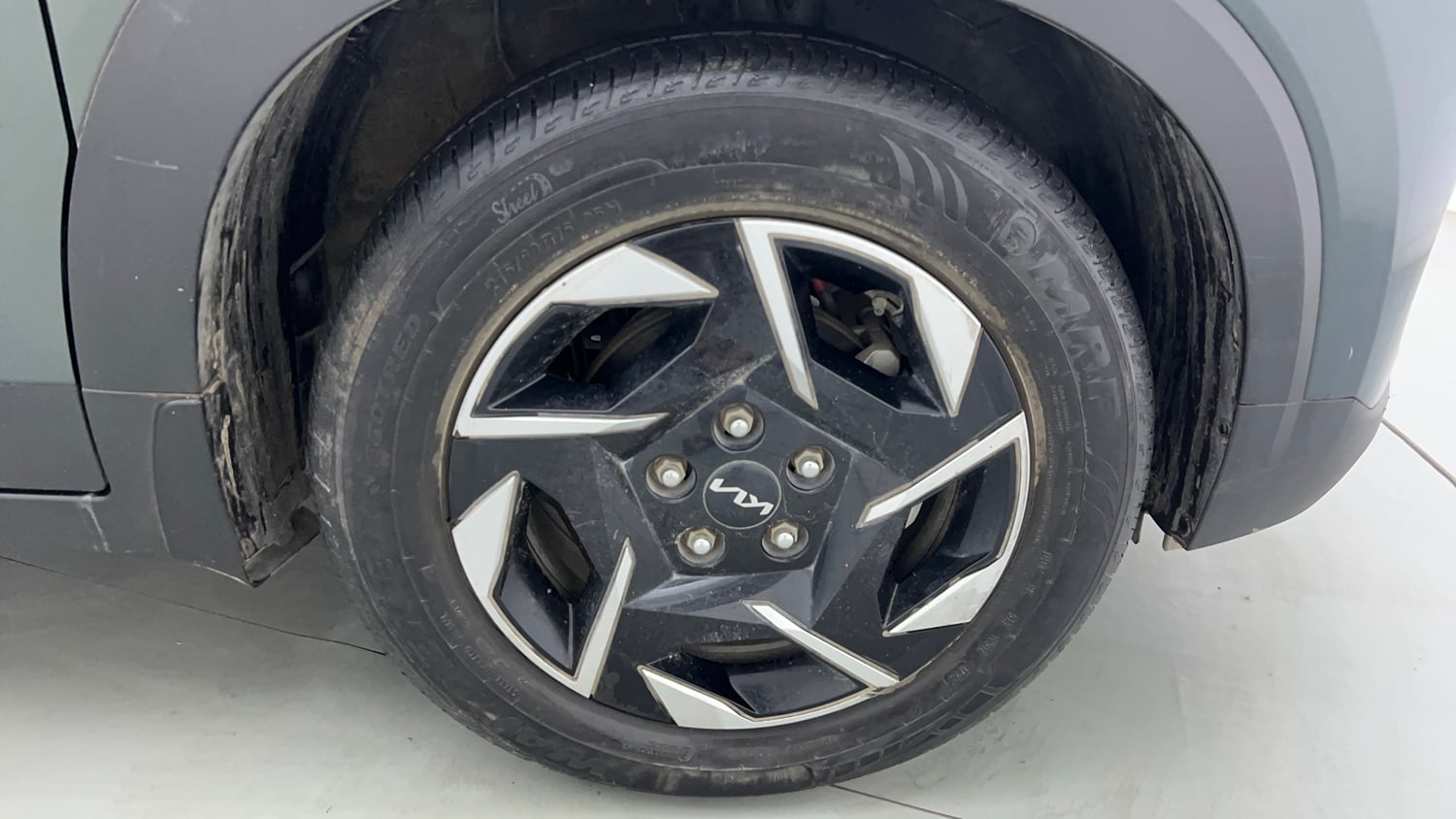 Used 2024 Kia Sonet HTK (O) 1.2 Petrol MT Petrol Manual tyres RIGHT FRONT TYRE RIM VIEW