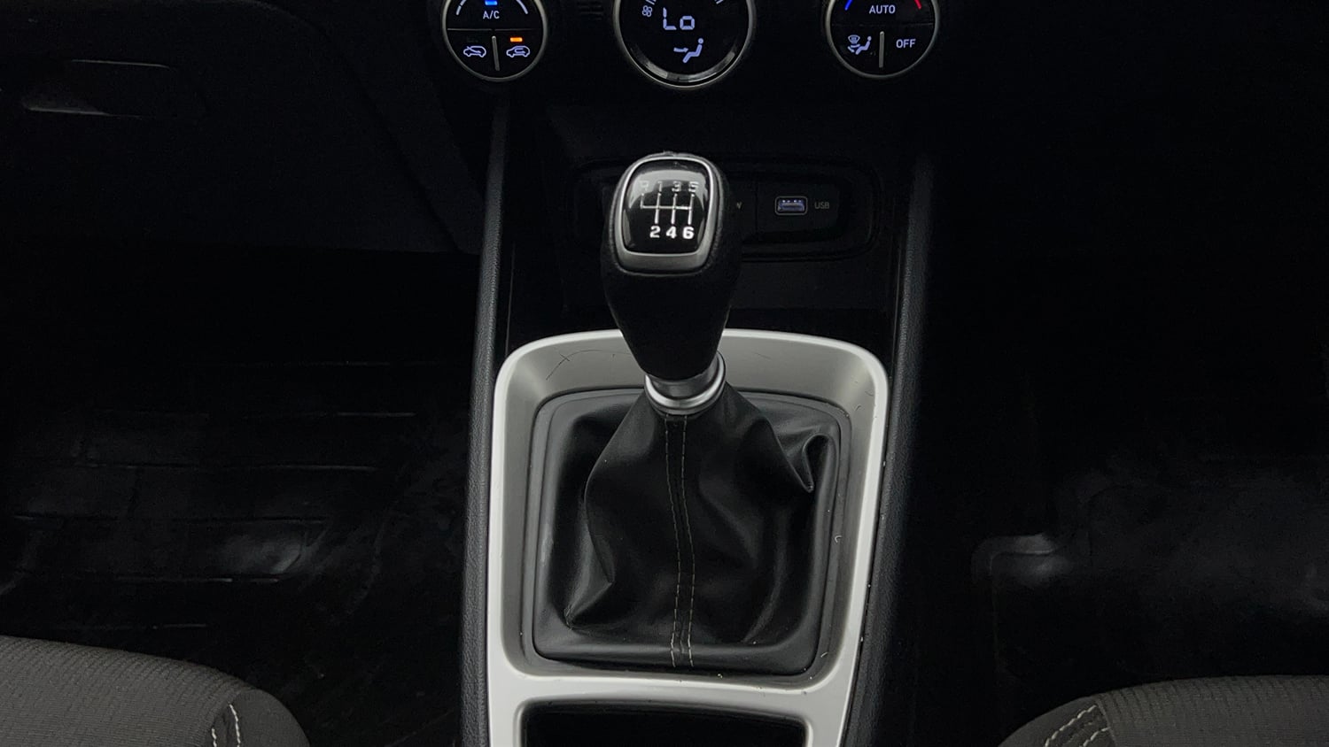 Used 2022 Hyundai Venue SX 1.0 Turbo iMT Petrol Manual interior GEAR  KNOB VIEW