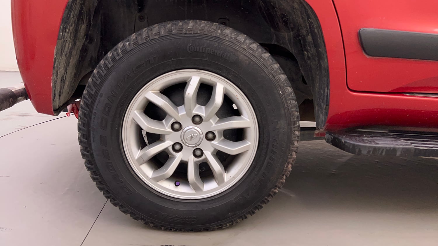 Used 2016 Mahindra TUV300 T8 Diesel Manual tyres RIGHT REAR TYRE RIM VIEW