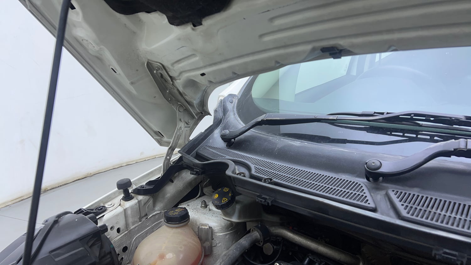 Used 2019 Ford EcoSport Titanium 1.5L TDCi Diesel Manual engine ENGINE RIGHT SIDE HINGE & APRON VIEW