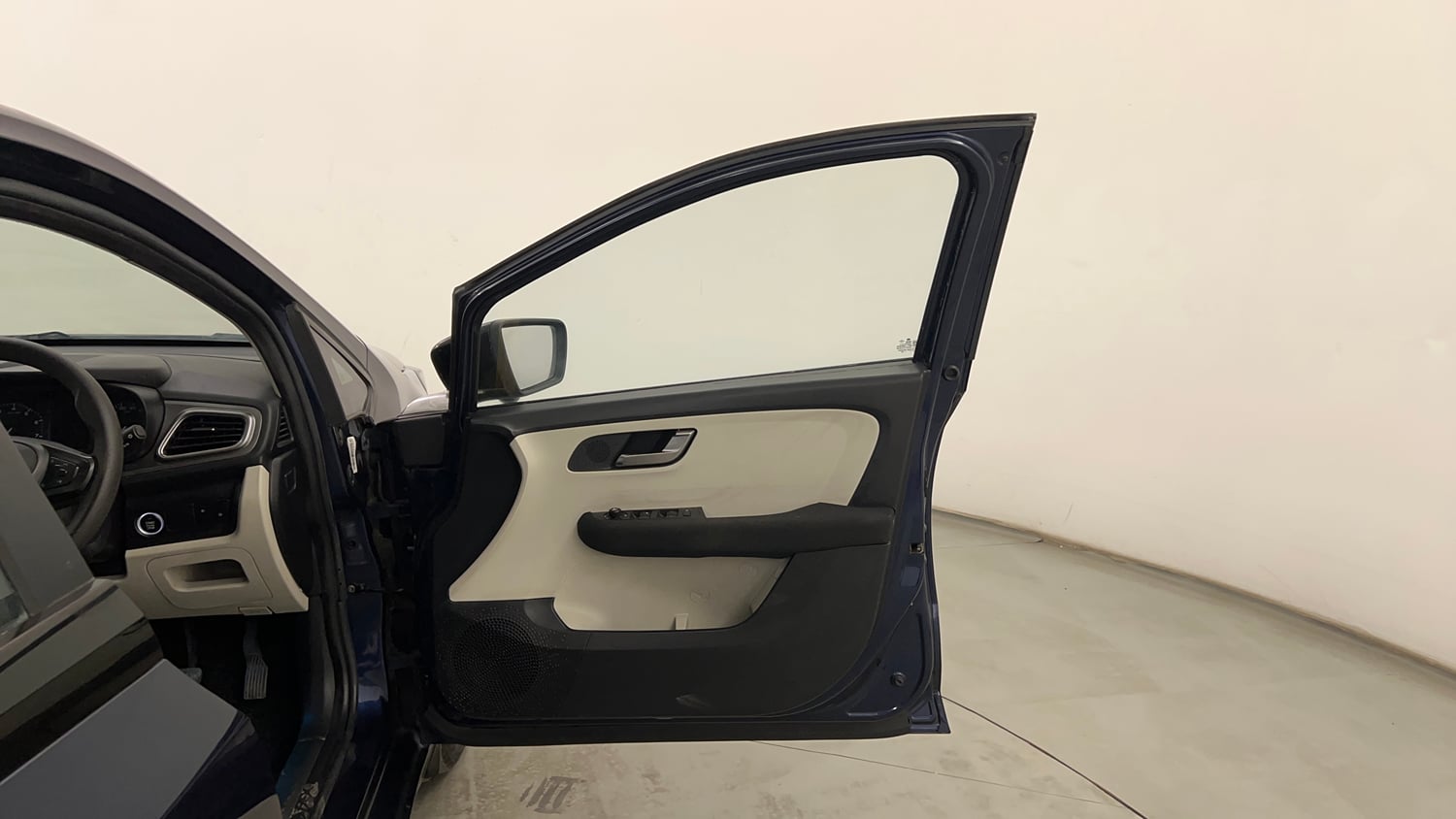 Used 2023 Tata Altroz XZ Petrol Petrol Manual interior RIGHT FRONT DOOR OPEN VIEW