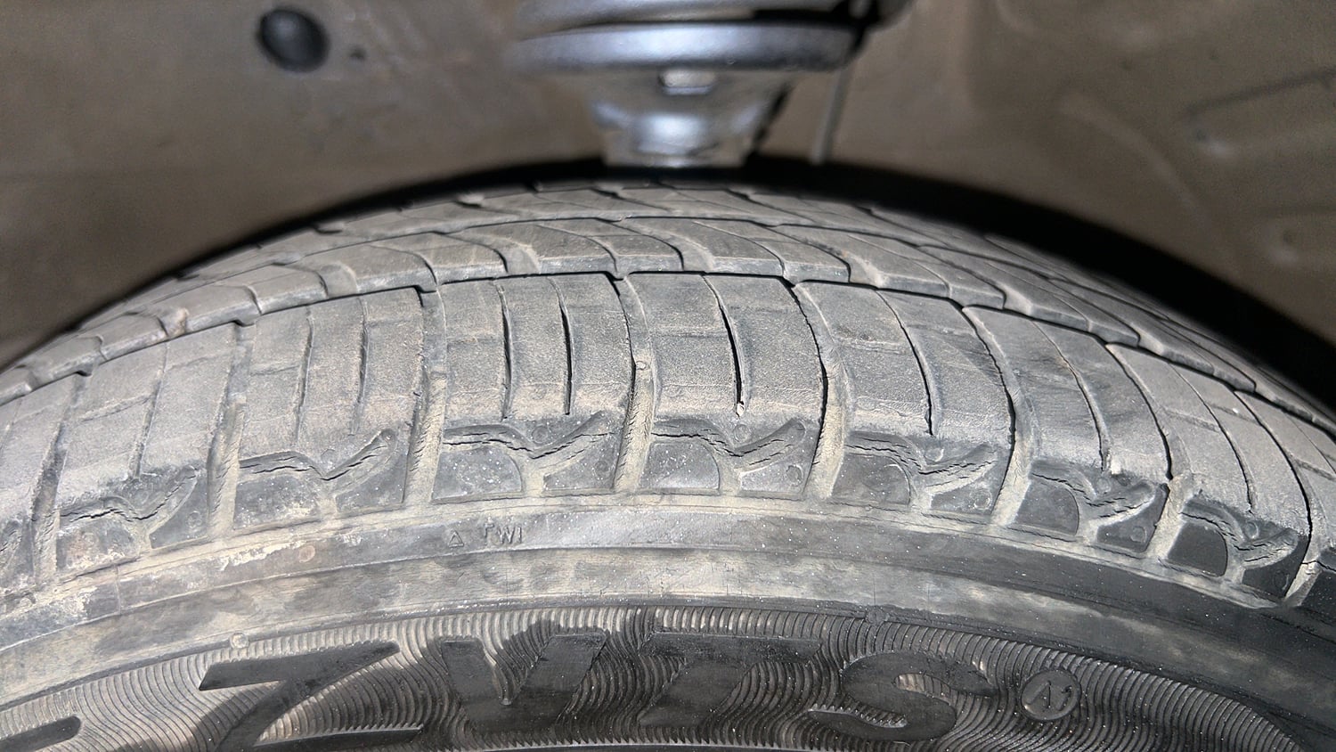 Used 2012 Maruti Suzuki Wagon R 1.0 VXi Petrol Manual tyres LEFT FRONT TYRE TREAD VIEW