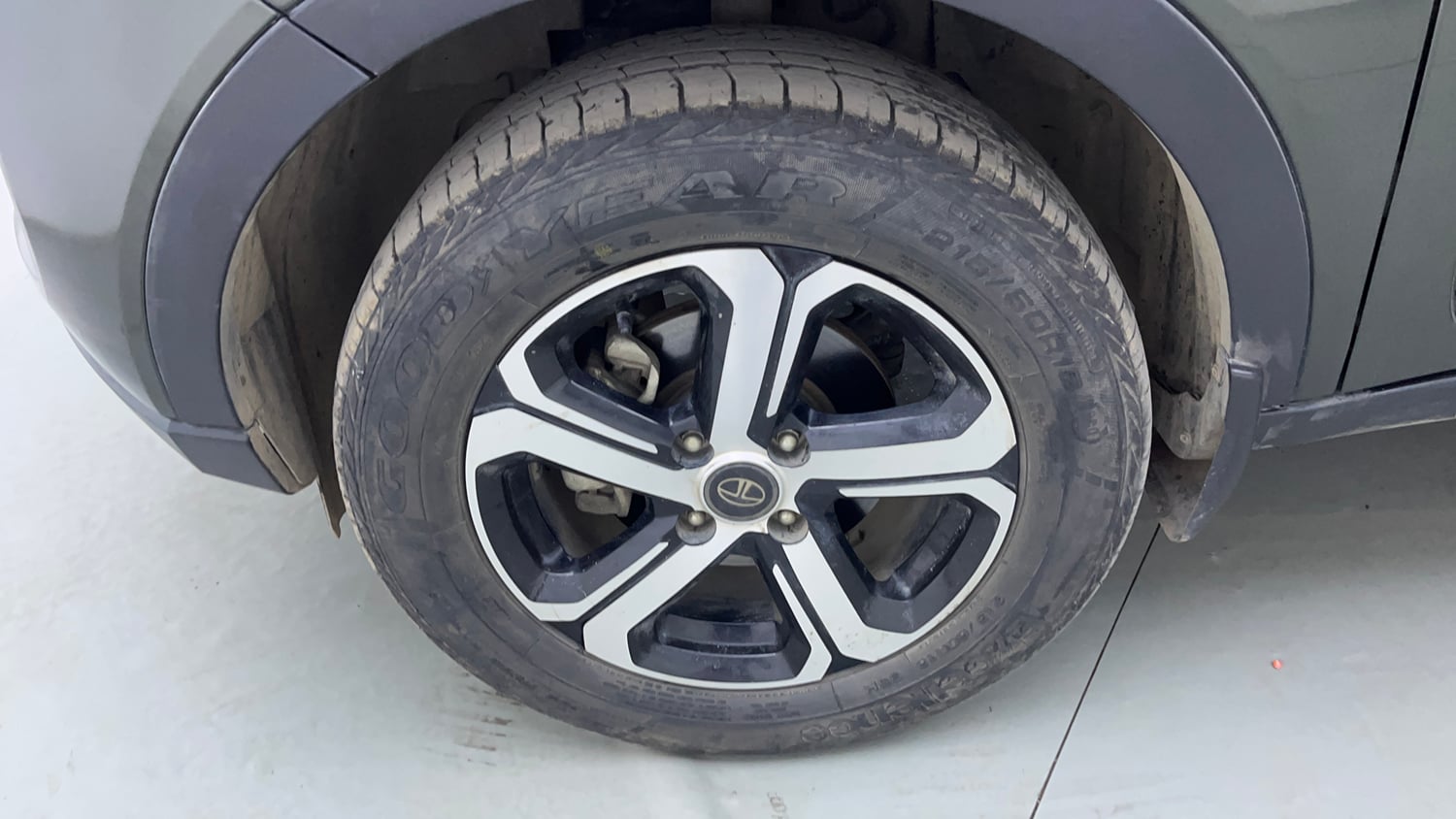 Used 2021 Tata Nexon XZA Plus Petrol Automatic tyres LEFT FRONT TYRE RIM VIEW