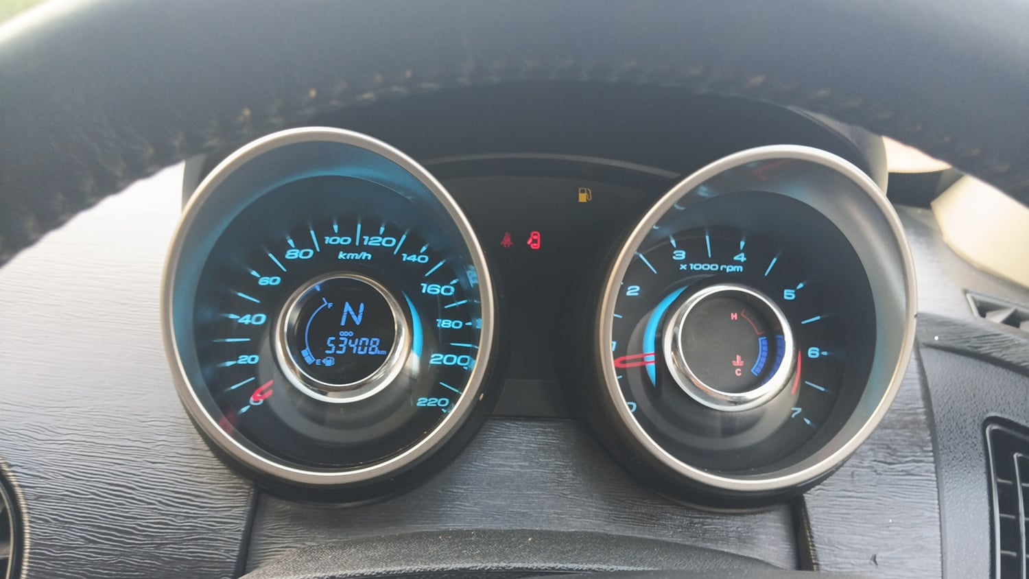 Used 2018 Mahindra XUV500 W9 Diesel Manual interior CLUSTERMETER VIEW