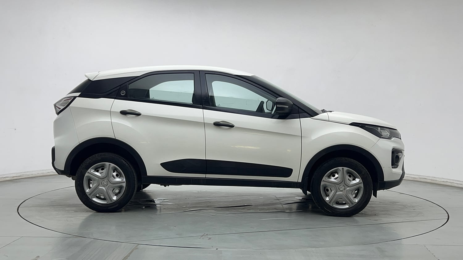 Used 2023 Tata Nexon XE Petrol Manual exterior RIGHT SIDE VIEW