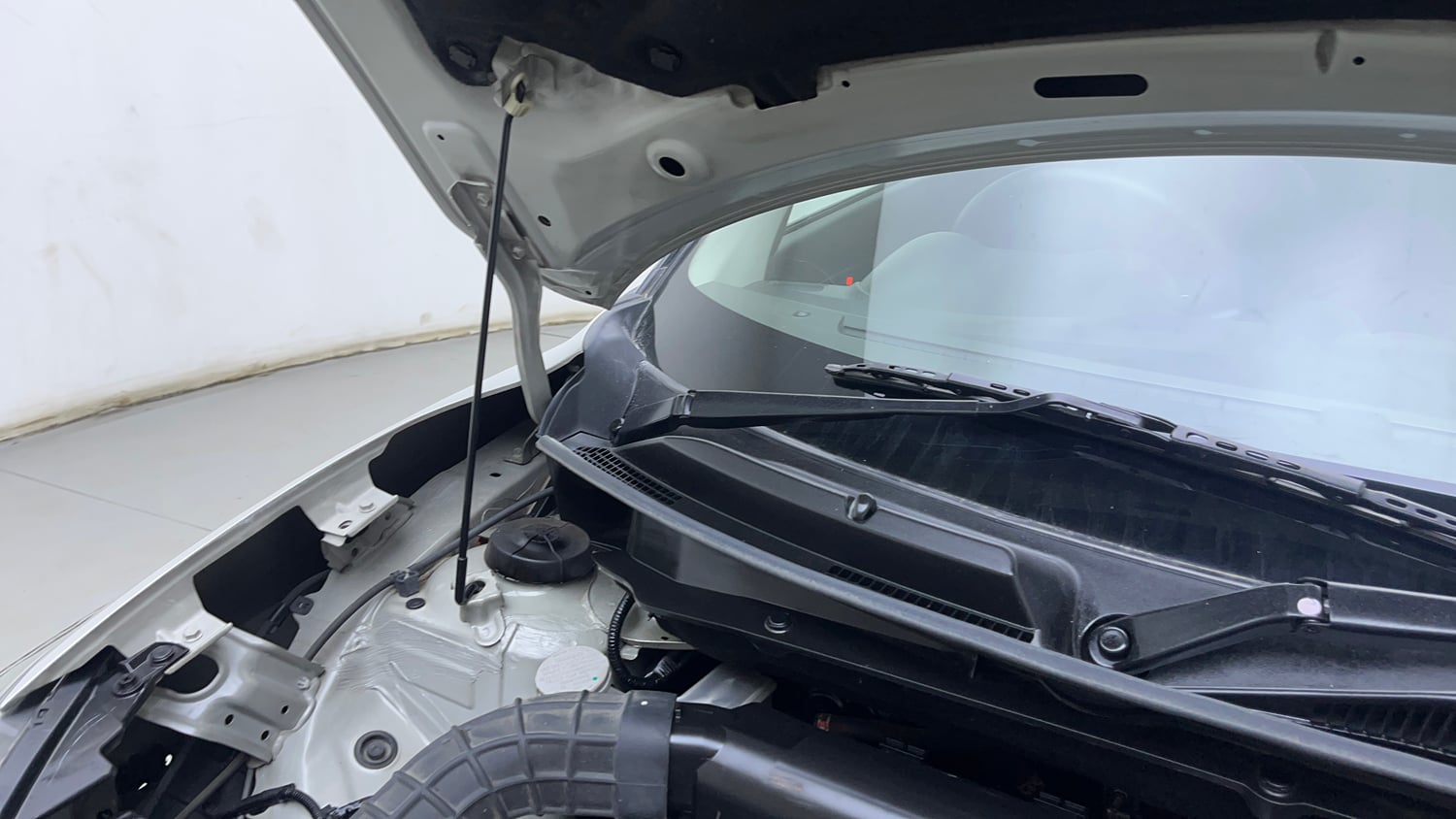 Used 2022 Maruti Suzuki Swift ZXi Plus Petrol Manual engine ENGINE RIGHT SIDE HINGE & APRON VIEW