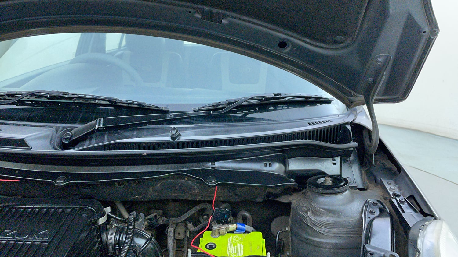 Used 2012 Maruti Suzuki Swift VXi Petrol Manual engine ENGINE LEFT SIDE HINGE & APRON VIEW