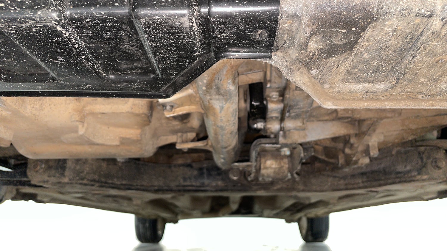 Used 2013 Hyundai Verna Fluidic 1.6 CRDi SX Diesel Manual extra FRONT LEFT UNDERBODY VIEW