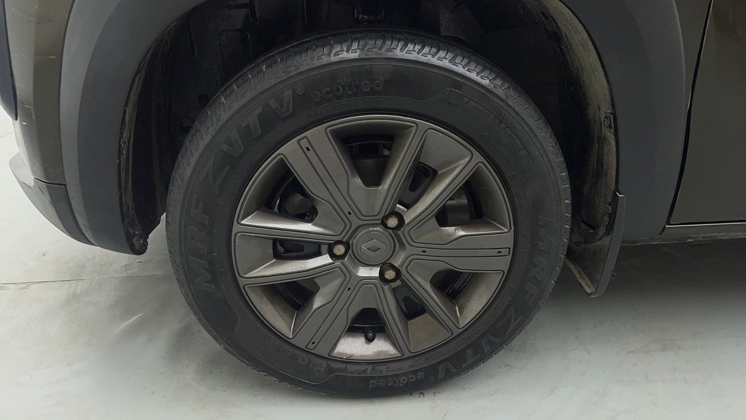 Used 2022 Renault Kwid CLIMBER 1.0 (O) Petrol Manual tyres LEFT FRONT TYRE RIM VIEW
