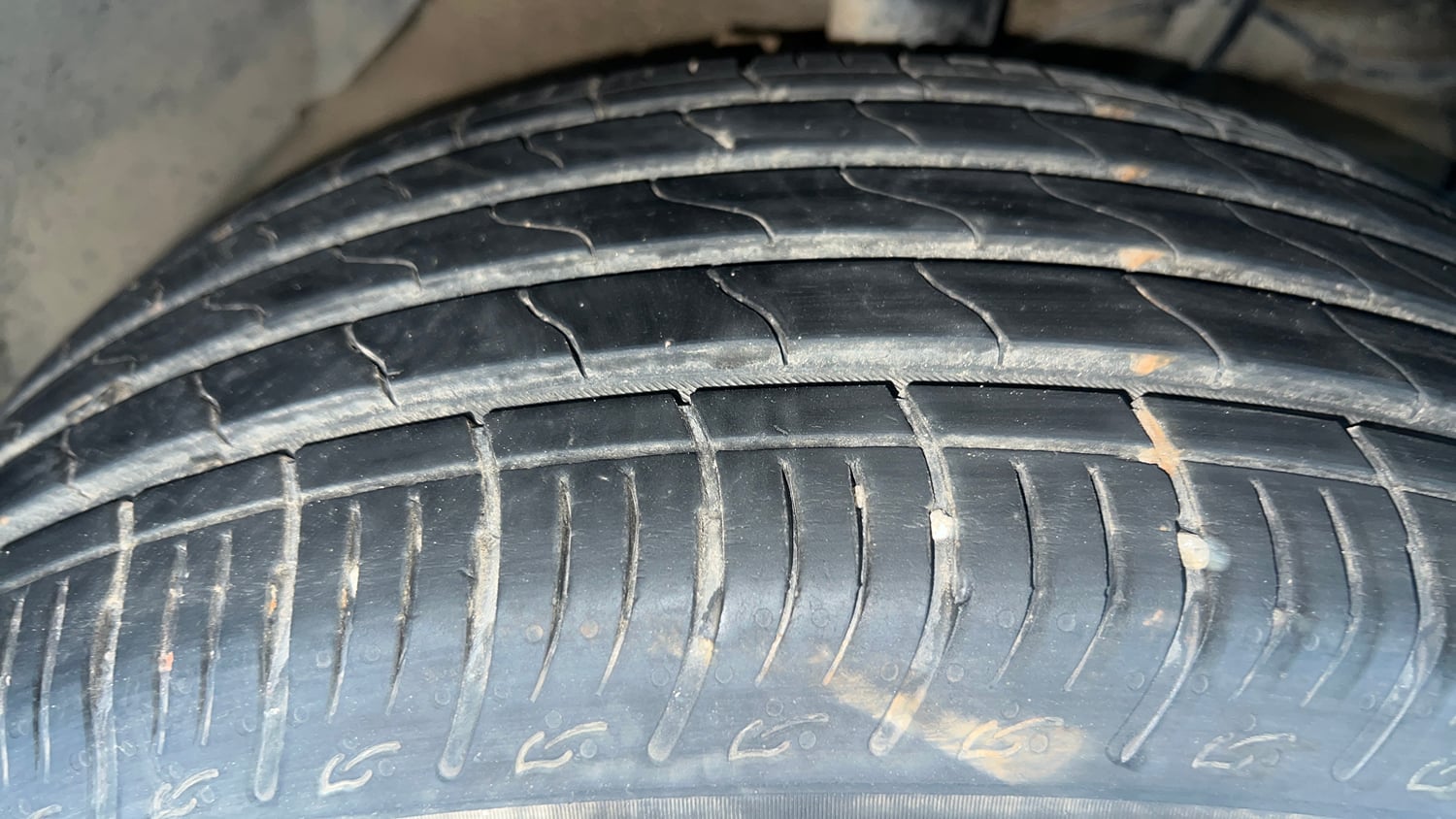 Used 2023 Maruti Suzuki Brezza Zxi Dual Tone Petrol Manual tyres RIGHT FRONT TYRE TREAD VIEW