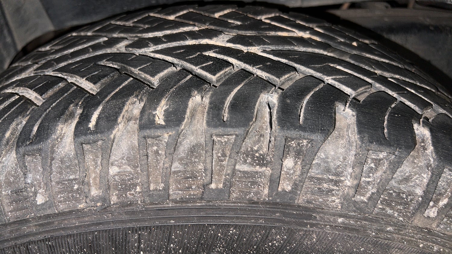 Used 2016 Mahindra TUV300 T8 Diesel Manual tyres RIGHT REAR TYRE TREAD VIEW