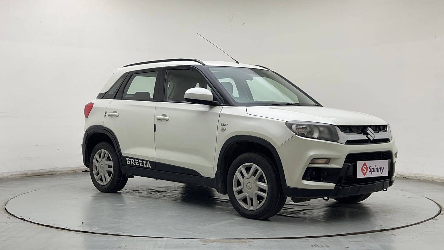 Used 2019 Maruti Suzuki Vitara Brezza [2016-2020] VDi Diesel Manual exterior RIGHT FRONT CORNER VIEW