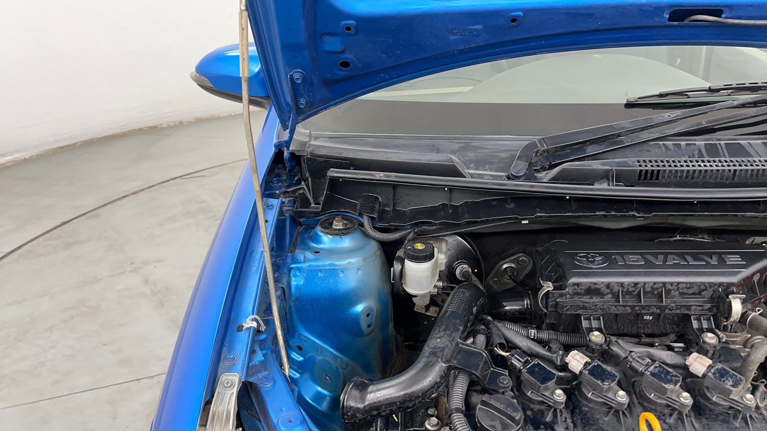 Used 2015 Toyota Etios Liva V Petrol Manual engine ENGINE RIGHT SIDE HINGE & APRON VIEW