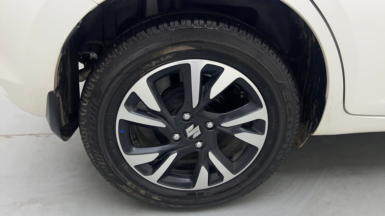 Used 2024 Maruti Suzuki Swift ZXi AMT Petrol Automatic tyres RIGHT REAR TYRE RIM VIEW